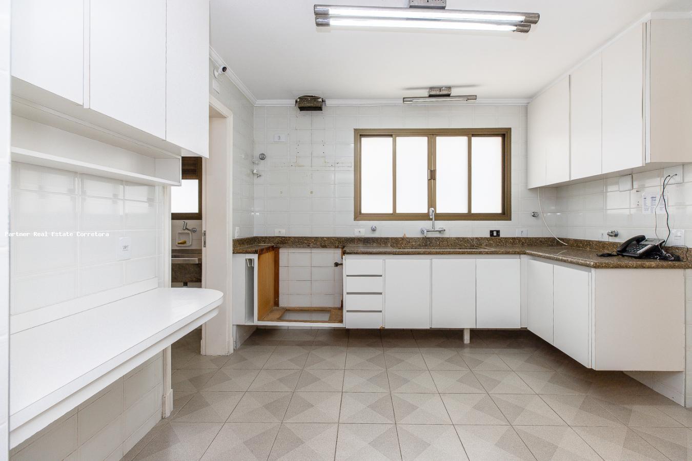 Apartamento à venda com 3 quartos, 203m² - Foto 2