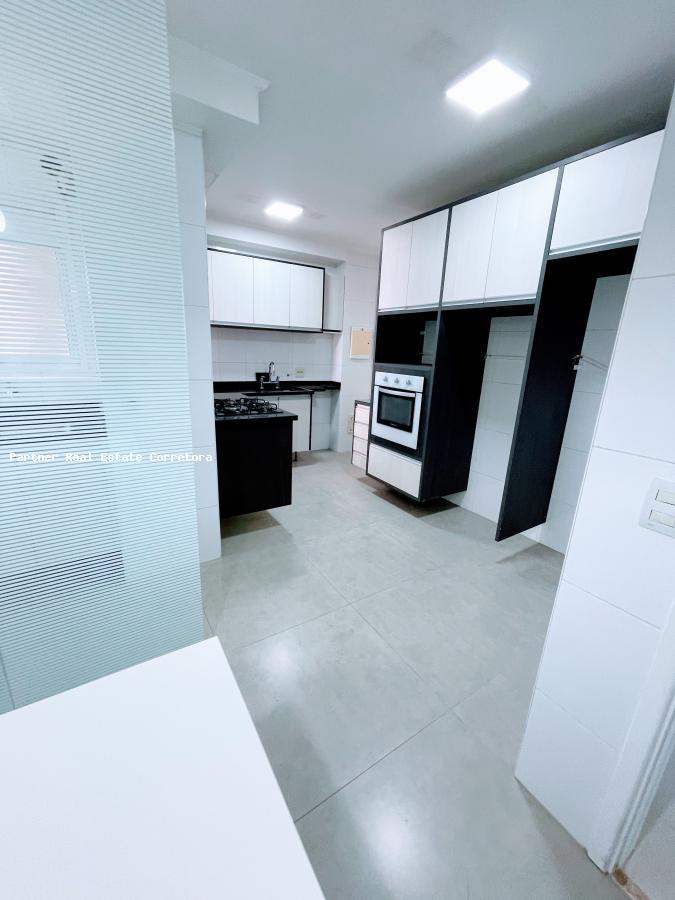 Apartamento à venda com 3 quartos, 137m² - Foto 2