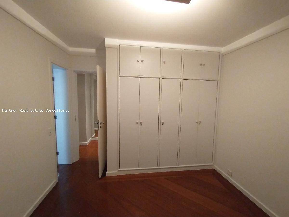 Apartamento à venda com 3 quartos, 198m² - Foto 2