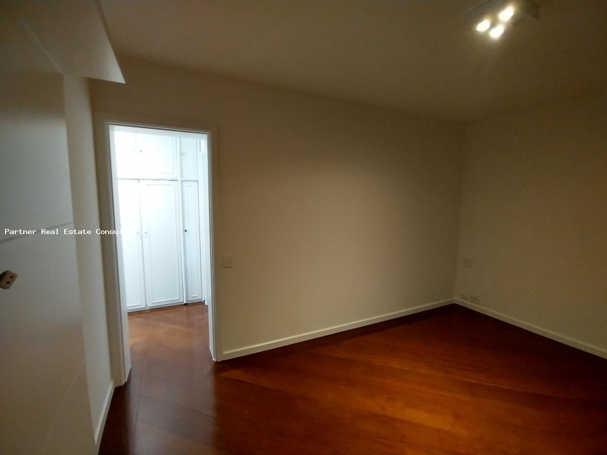 Apartamento à venda com 3 quartos, 198m² - Foto 4