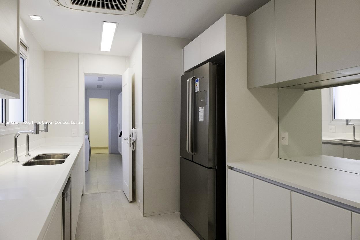 Apartamento para alugar com 4 quartos, 273m² - Foto 2